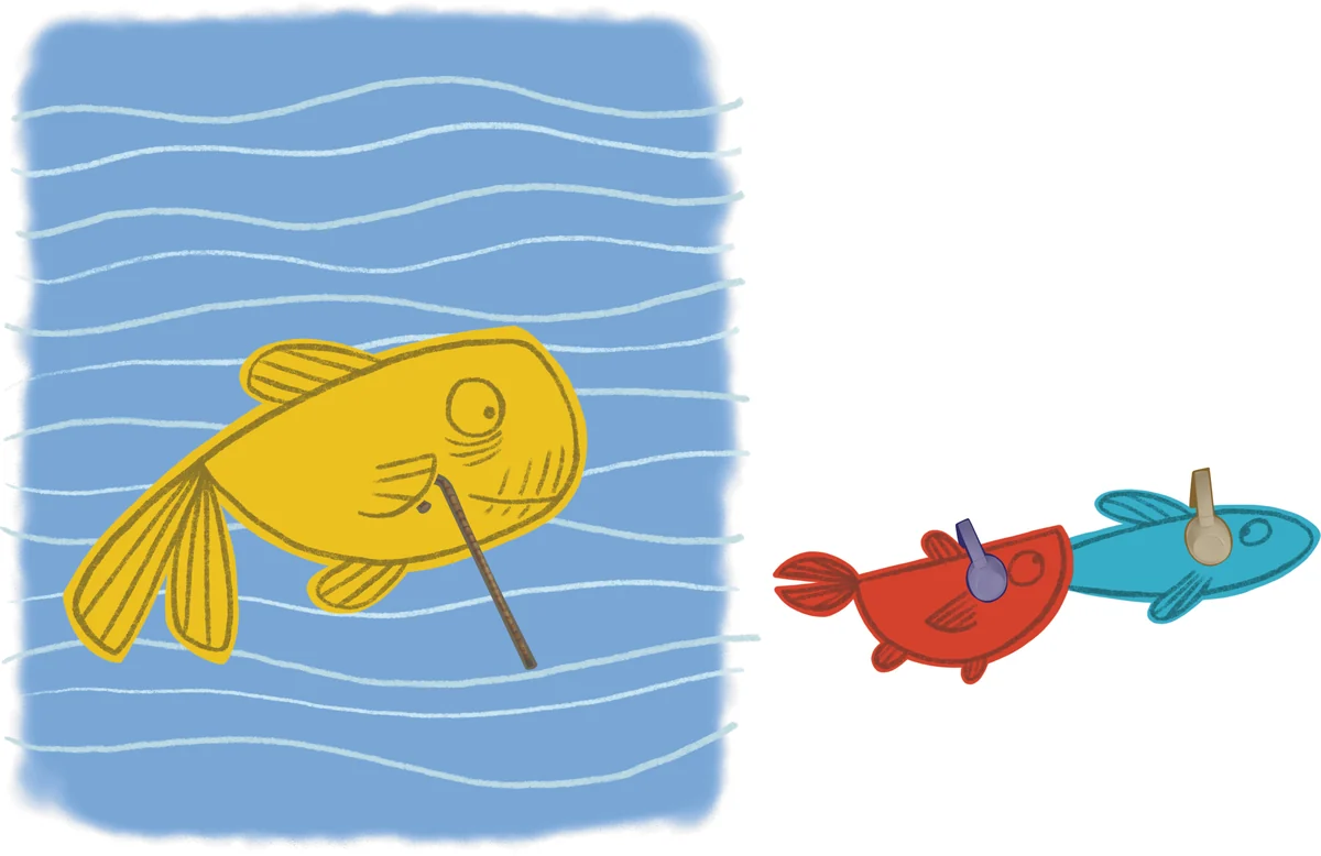 Un pesce giallo e due pesci più piccoli in un acquario di onde blu